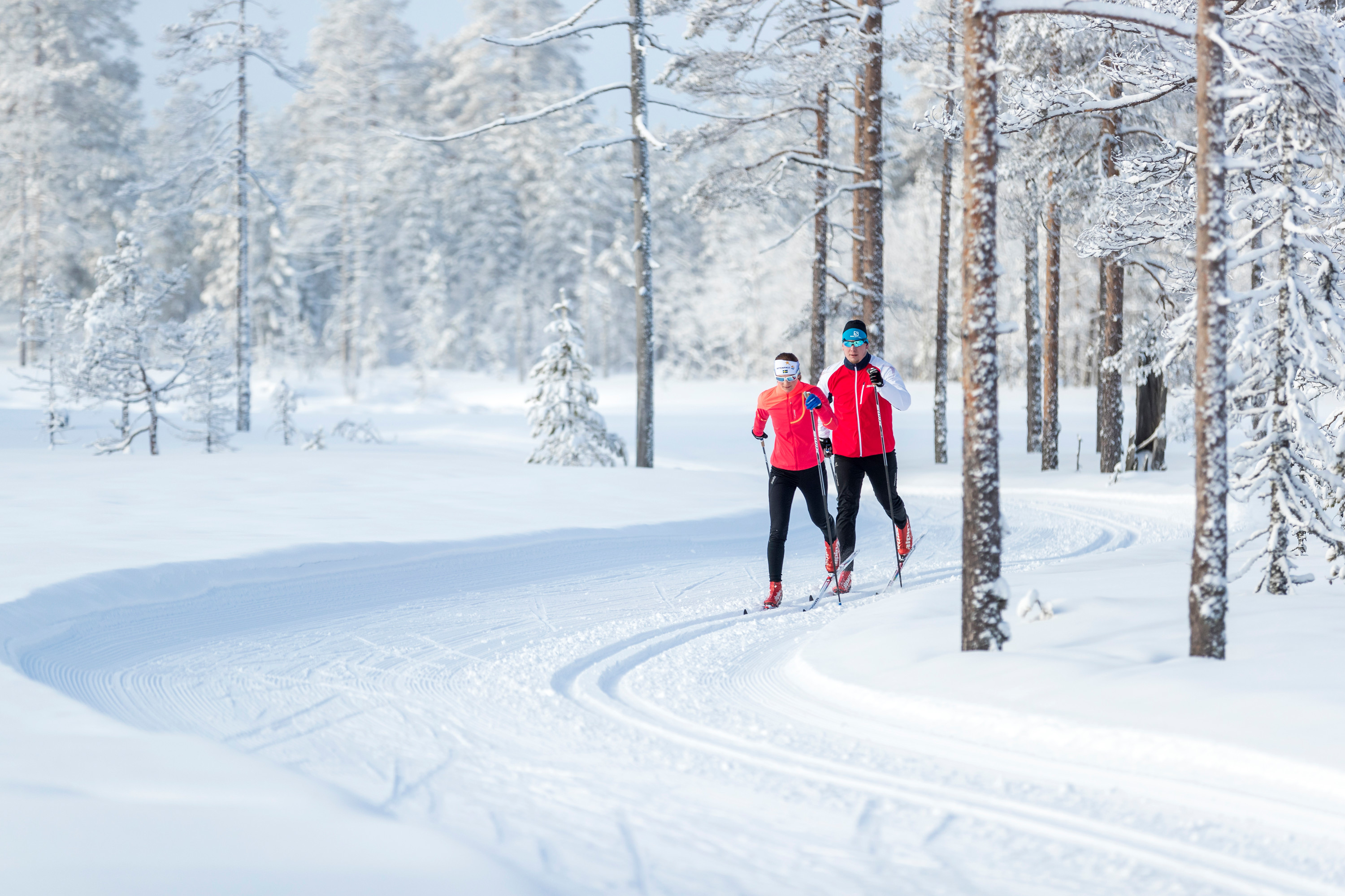 Två skidåkare på längdskidor ute i spåret i Orsa Grönklitt